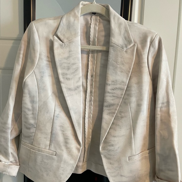 Blazer cute women’s jacket. Cropped style. Ruched sleeves. - Picture 1 of 4